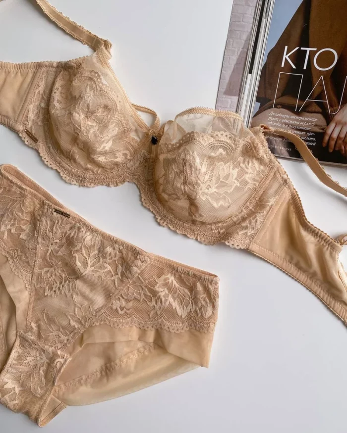 beige-bra-and-panties-with-lace