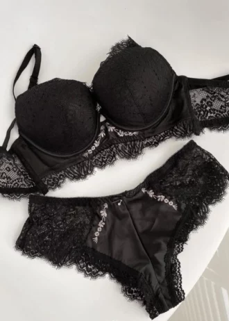 gentle-black-lace-set-of-a-bustier-bra-and-panties-with-a-flower-pattern